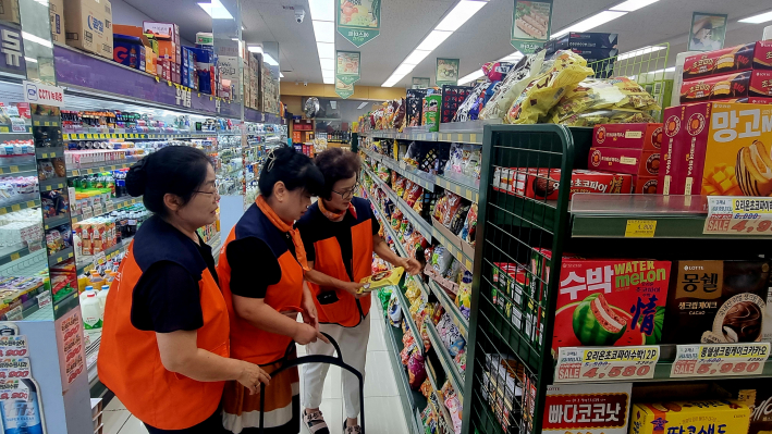 망포2동 지역사회보장협의체 위원들이 직접 선물을 고르고 있다.