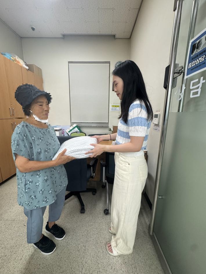 사례관리대상자에게 냉감패드 전달