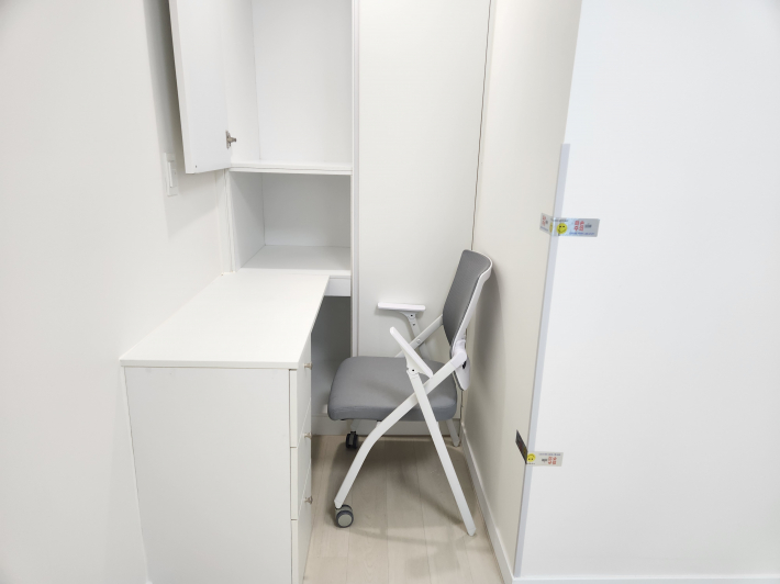 개인 책상과 붙박이 장이 설치되어 있다.