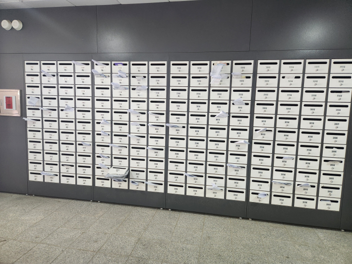 벽면을 가득 채운 183세대의 세대 별 우편함