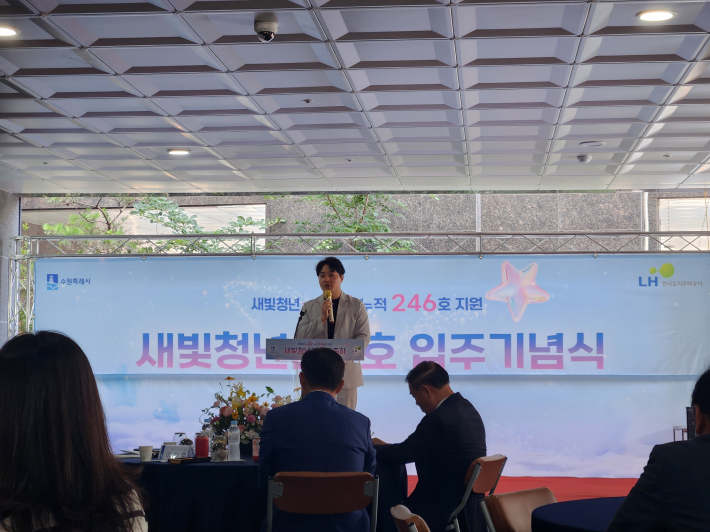 입주기업을 대표로 열림협동조합 대표가 입주소감을 발표하고 있다.