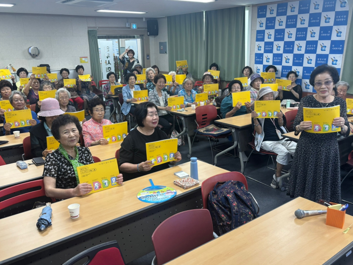 '찾아가는 시니어 디지털스쿨' 교재 배부 단체사진