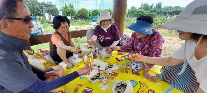 원두막에서 지인들과 즐거운 점심 시간