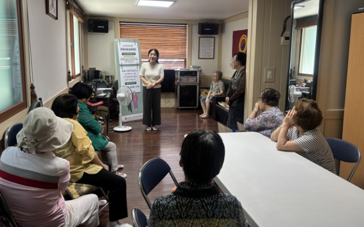경로당에서 어르신들에게 사전연명의료의향서를 설명하고 있다.     