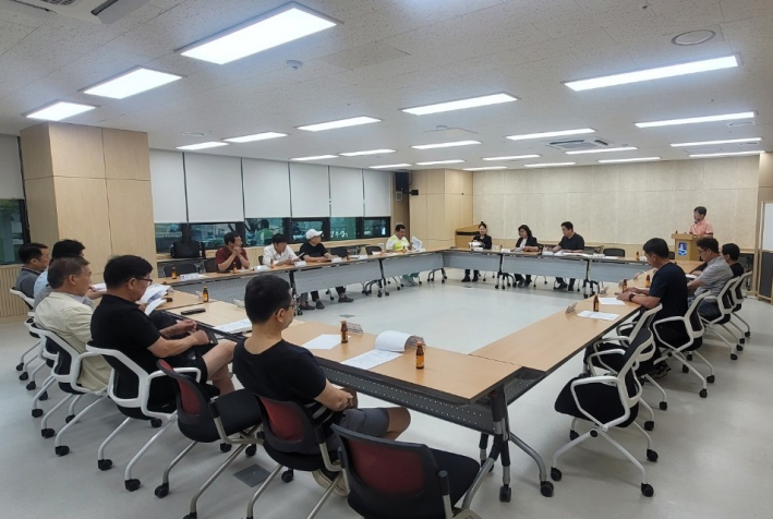 매산동 체육진흥회 7월 정기 월례회의를 진행하고 있다.