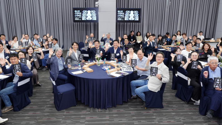 김현수 수원시 제1부시장(가운데)과 제4기 수원화성문화제 추진위원회 위원들이 함께하고 있다.