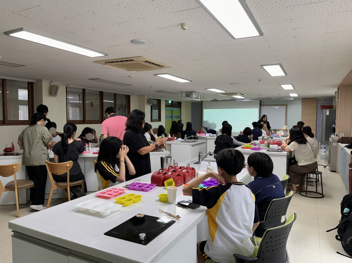 비누 만들기 방법에 대한 설명을 열심히 듣고 있다.