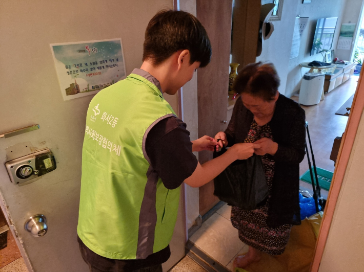 화서2동 지역사회보장협의체 위원이 가정에 방문하여 반찬을 직접 전달했다.