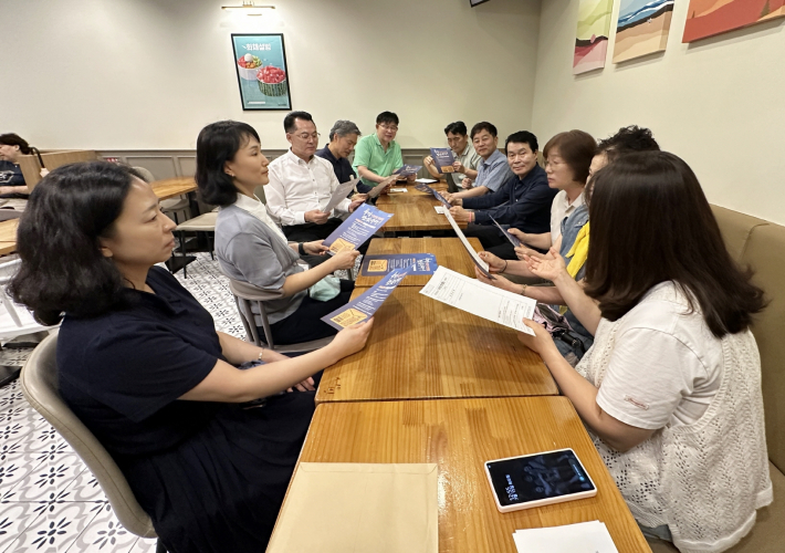 수원시 장안구 정자3동장 등 부서원과 동 단체장이 간담회를 갖고 있다.