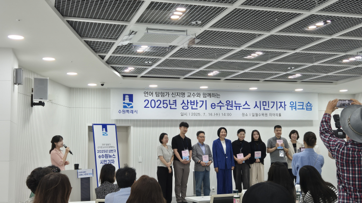 신지영 교수의 친필 사인이 담긴 책을 선물 받고 기념 사진 촬영 중이다.