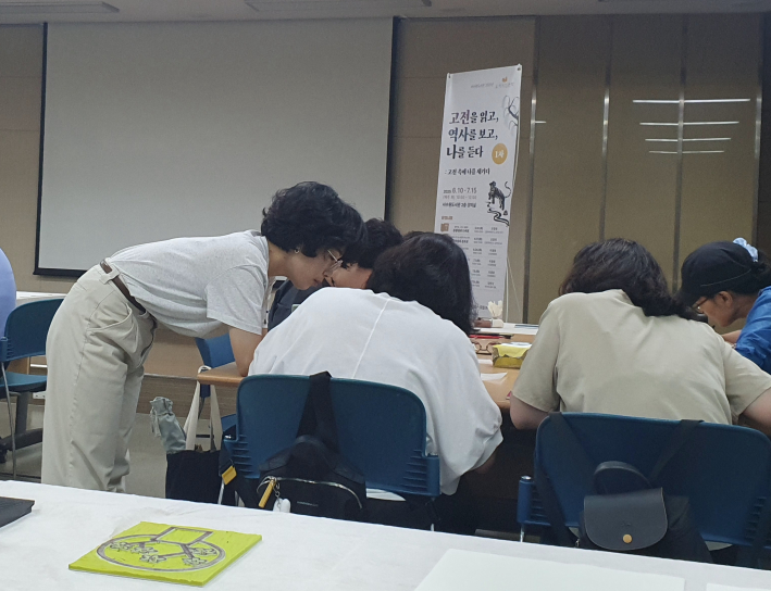 장서인 제작 체험을 도와주고 있는 김민지 강사 