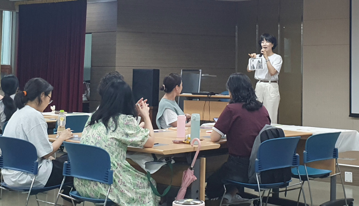 김민지 강사가 판화에 관해 설명하고 있다. 