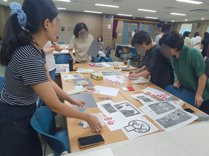 장서인 제작 체험을 하는 시민들