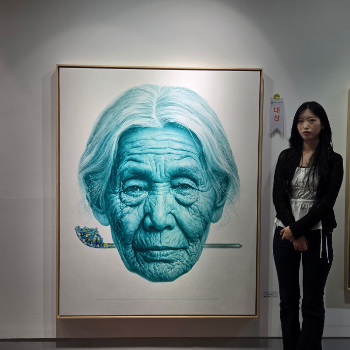 대상 수상자 윤서연 작가, AI와 인간, 그사이, 162.2×130.3.cm, 수묵담채