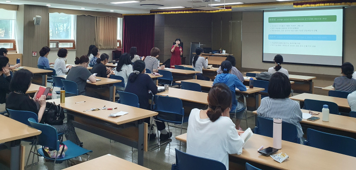 4차시 강연을 진행하고 있는 이경희 역사 강사