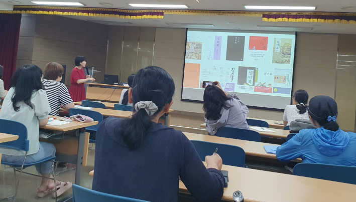 책을 소개해 주는 이경희 역사 강사