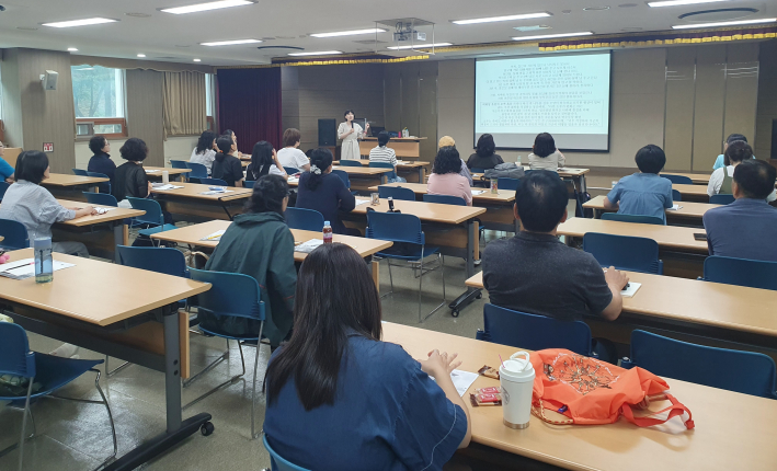 박씨전을 설명하고 있는 이경희 강사