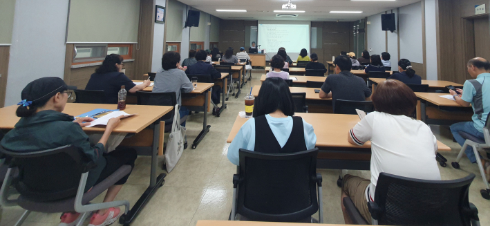 2차시 강의를 진행하고 있는 오창희 작가    