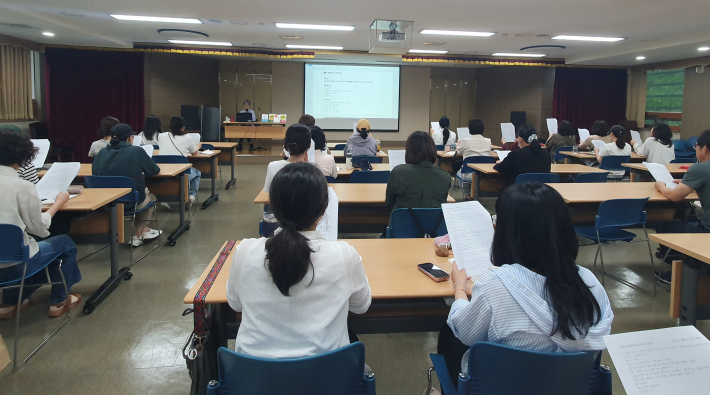 '춘향전'과 '토끼전'을 낭송하는 시민들