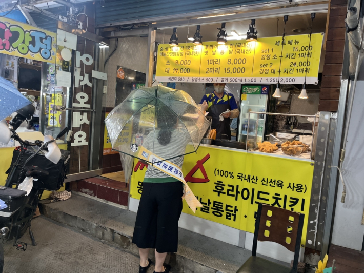 물가모니터요원들이 전통시장 상인들에게 휴가철 대비 물가안정 캠페인을 홍보하고 있다.