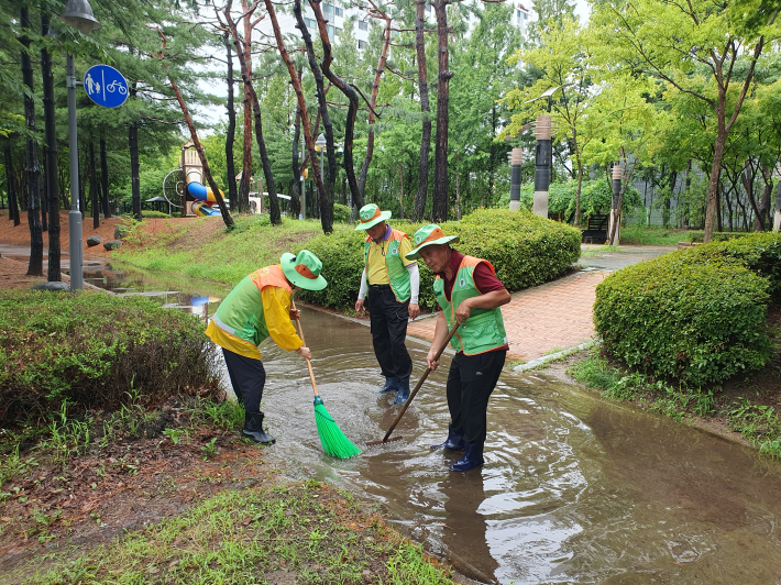 배수시설을 정비하는 지역자율방재단