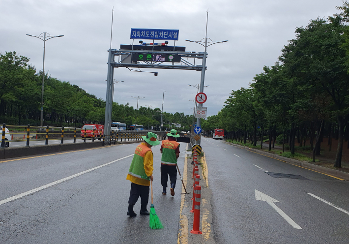 지하차도 배수시설을 점검하는 지역자율방재단