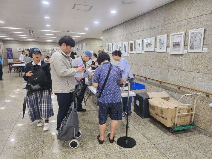 시간이 흐르며 물건을 고르는 구매자들이 늘어 가고 있다. 