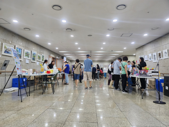 멀리서 바라보니 지하1층 로비는 축제의 장이었다. 