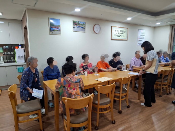 온라인 취약계층인 어르신들에게 민생회복 소비쿠폰 내용을 홍보하고 있다.