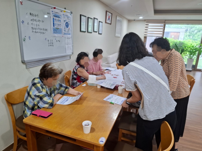 온라인 취약계층인 어르신들에게 민생회복 소비쿠폰 내용을 홍보하고 있다.