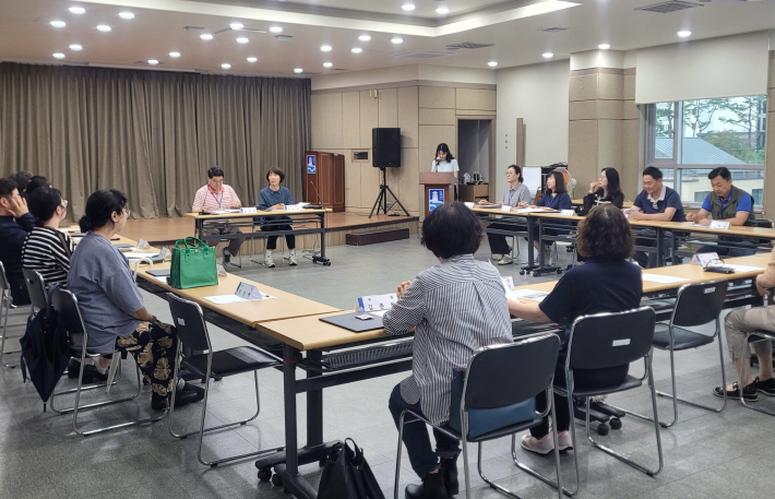 화서1동 청소년지도위원회 7월 월례회의를 진행하고 있다.