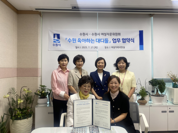 업무 협약 후 기념촬영을 하고 있다.