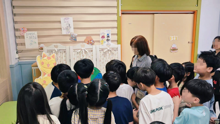 교장선생님께서 룰렛돌리기에 참여하는 모습