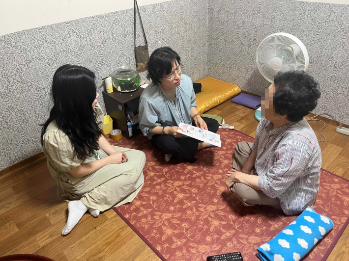 어르신께 폭염대비 요령에 대해 설명드리고 있다