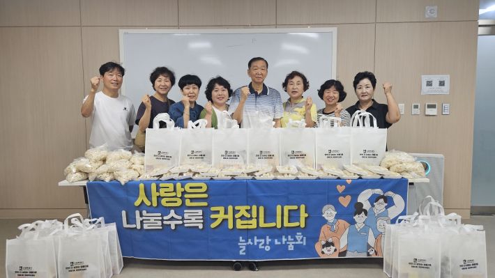 지난 21일, 늘사랑나눔회가 영통3동에 사랑의 떡국떡 등을 전달하고 있다.