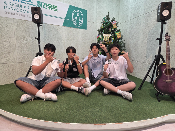 구운중학교 2학년 학생들.  왼쪽부터 최하늘, 김무형, 김기주, 김시윤