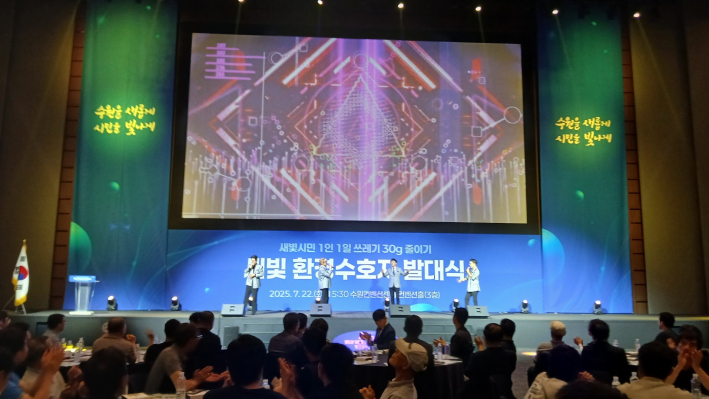 열연하는 '라클라쎄' 4중창단의 공연장면