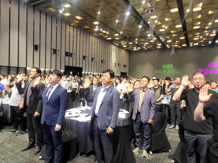 선언문 낭독 후 다함께 선서하는 모습