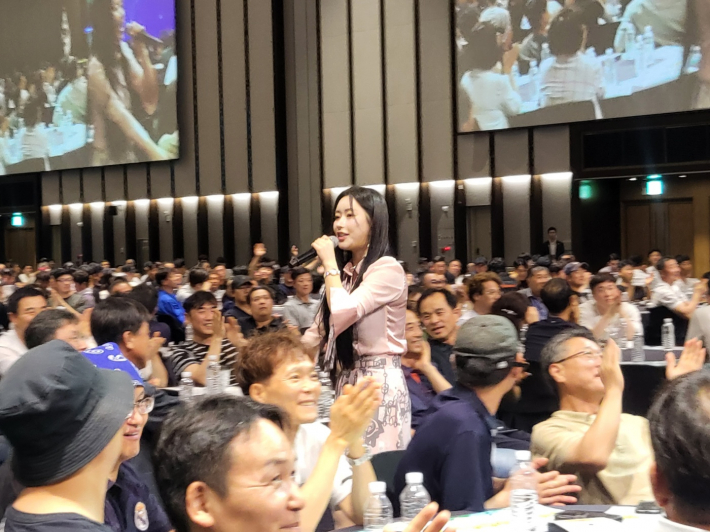 초청가수가 플로어까지 내려와 환경 수호대원들과 즐거운 시간을 가졌다.