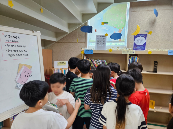 잠든 책 코너를 이용하는 학생 모습