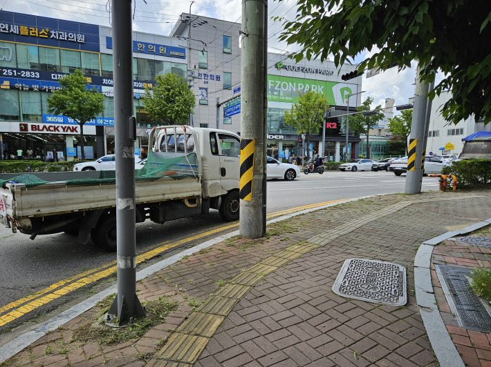 장안구 주요 인도변의 예초정비를 완료한 모습이다.