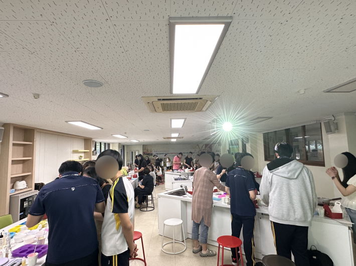 지난 15일 비누만들기 행사에서 천연비누를 만들고 있는 모습