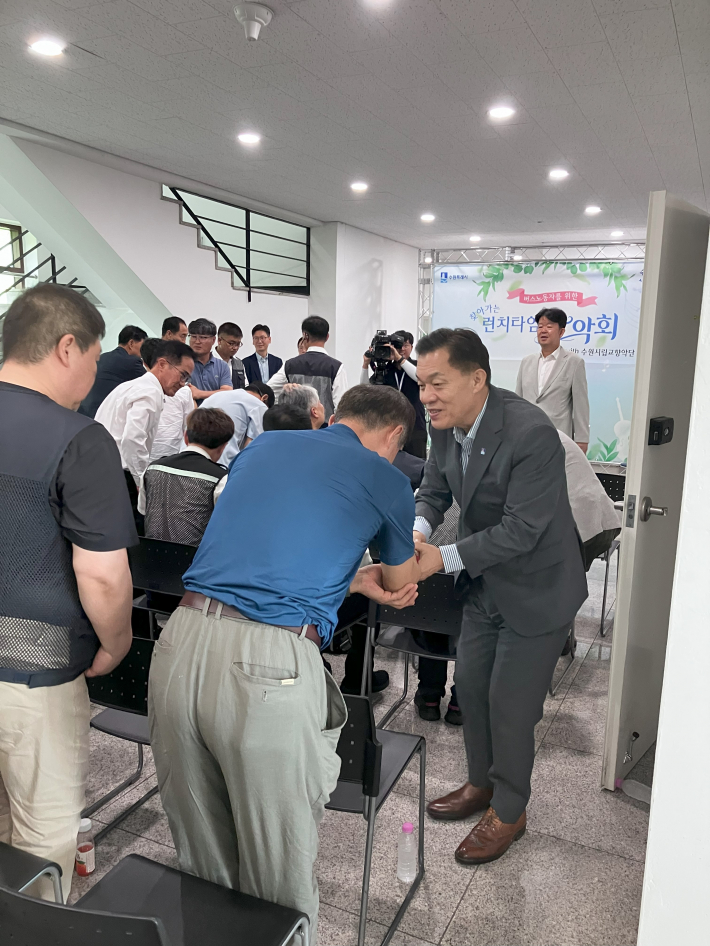 버스노동자의 수고를 격려하는 시장님