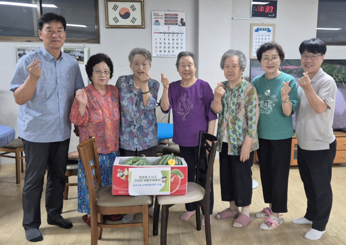 정자1동 단체장협의회에서 경로당을 방문하여 수박을 전달하고 있다.