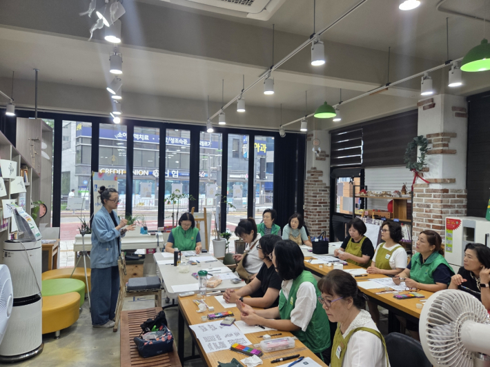 세류1동 책먹는 아이들에서 캘리그라피 수업을 하고있다.