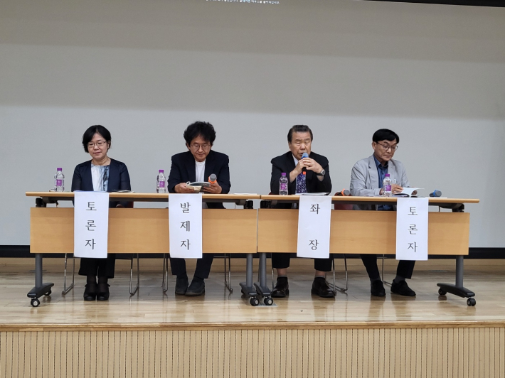 김훈동 고문(오른쪽 세 번쨰)이 좌장이 되어 토론을 이끌었다.