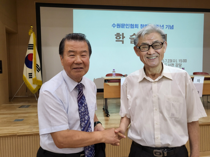 수원문인협회를 탄생시키고 키워 온 두 분의 산증인, 임병호 고문(오른쪽), 김훈동 고문(왼쪽), 지금도 함께 수원문협 역사를 만들어 가고 있는 그들이다.