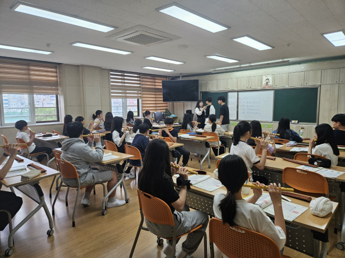 소금의 운지법 및 연주 방법을 배우는 6학년의 모습