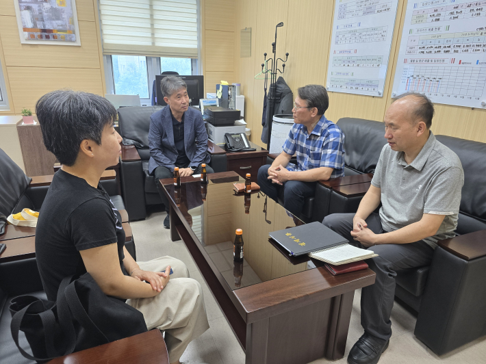 은둔형노숙인예방과 지원방법에 대해 논의하고 있다.