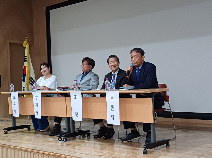 토론자 김왕노 시인의 질의 모습